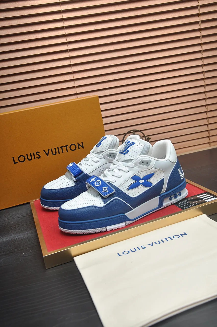 Men's shoes 💰660💶Original development, quality shipping, welcome to compare - LV sneaker series LV Trainer Maxi sneakers introduce the loose silhouette of the ready-to-wear series into the LV Trainer sneaker design written by Virgil Abloh, making an eye-catching appearance in the spring and summer men's wear shows. The cow leather upper is combined with rough fabric laces, and colorful beading highlights the brand's classic elements. LV letters mark the tongue and Monogram floral outsole. Mixed materials Made of first-layer cowhide, wrapped in imported custom-printed denim, thick shoelace design, large Monogram print on the side, "lv 54" badges on the tongue and heel, rubber outsole decorated with Monogram flowers, mesh lining and cotton feet, the comfort is as extreme as ever, premium heritage, quality first, worth owning! Size: Women's 35-39 (customized at 40, non-refundable) Men's 39-45 (customized at 38.46, non-refundable) ♡Full set of packaging with original gift box